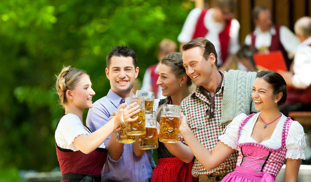 Freunde im Biergarten in Tracht