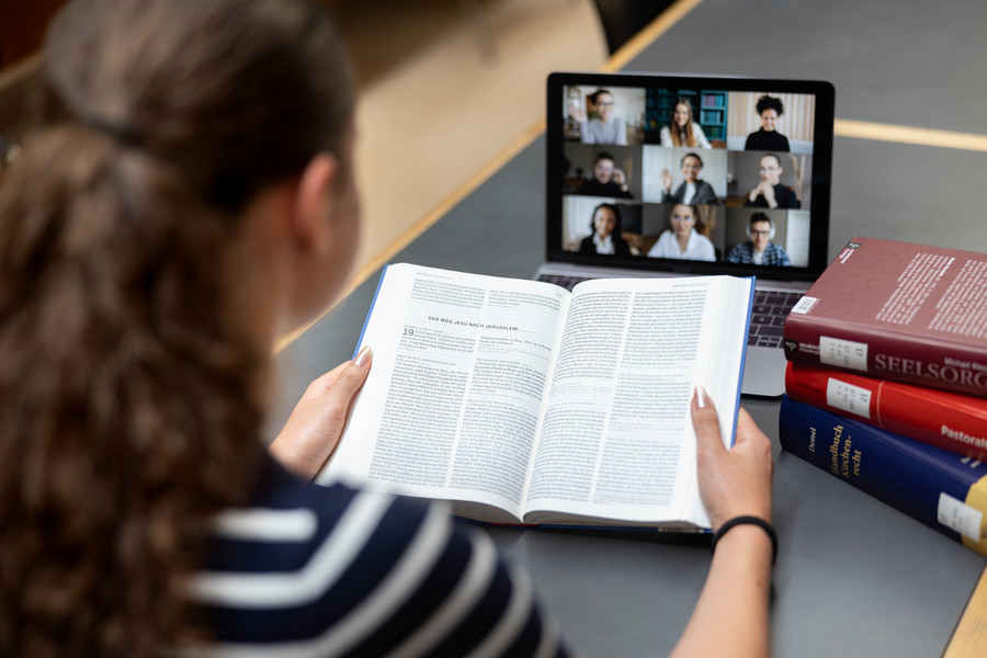 Der digitale Bachelorstudiengang Katholische Theologie beinhaltet auch Formate, die einen direkten Austausch mit den Professorinnen und Professoren über Videokonferenz erlauben. Foto: upd/Christian Klenk 