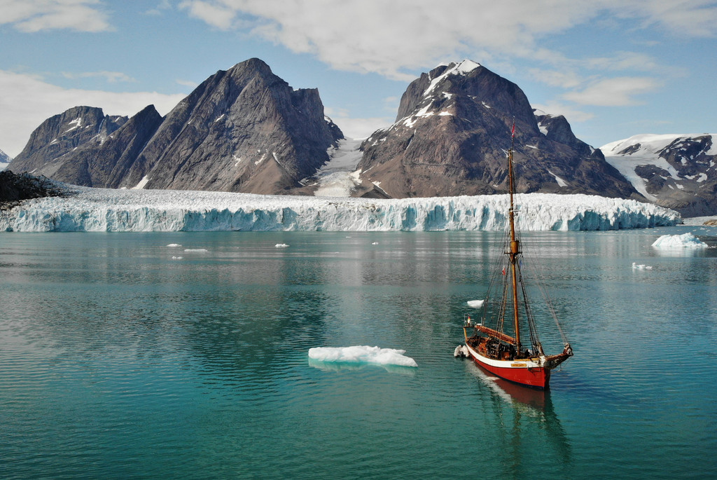 Boot im Wasser in der Küste Grönlands