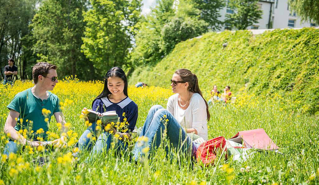 Foto: Studierende im grünen Campus