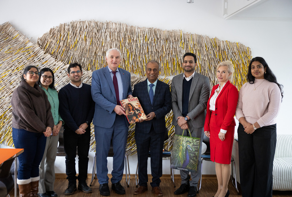 Präsident Prof. Dr. Ulrich Bartosch (4. v. l.), Generalkonsul Shatrughna Sinha (5. v. l.), Konsul Amir Bashir (3. v. r.) und Vizepräsidentin Prof. Dr. Christina Hansen (2. v. r. ) mit Studierenden der Universität, Foto: Universität Passau