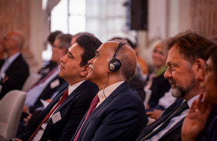 Mohit Yadav, Generalkonsul der Republik Indien in München, S.E. Harish Parvathaneni und S.E. Dr. Philipp Ackermann beim Zuhören. Foto: Universität Passau