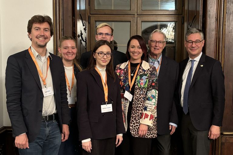 Das Organisationsteam vom Jean-Monnet-Lehrstuhl für Europäische Politik und dem Science Hub for Europe der Universität Passau mit den Gästen (von links: Daniel Göler, Audrey MacLean, Kateryna Pivnenko, Jakob Dehner, Florence Ertel, Mathias Jopp und Alexandre Vulic), Foto: Universität Passau