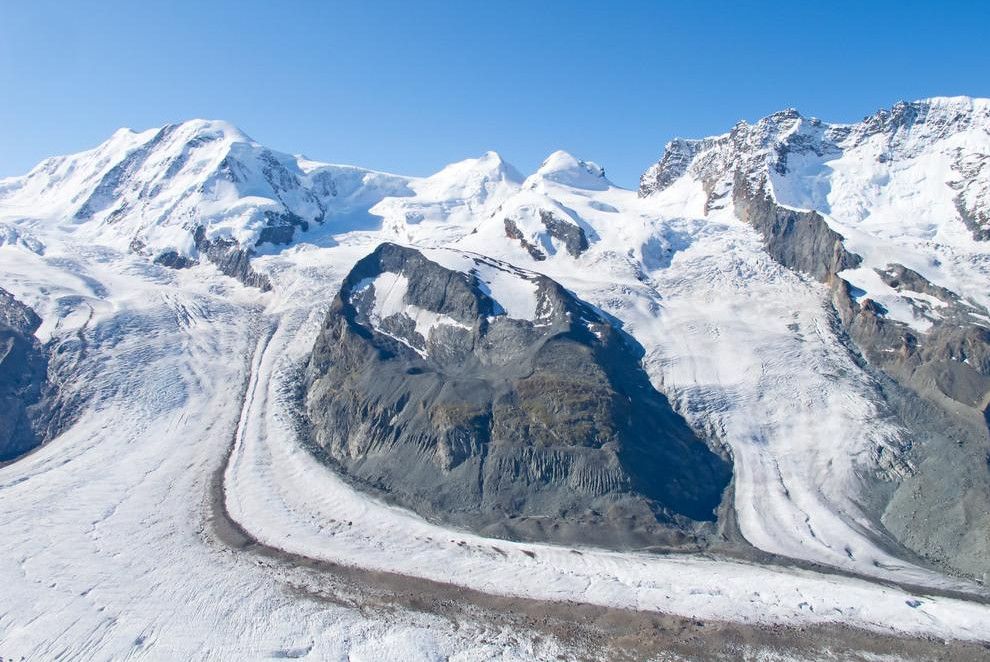 Berge mit Schneestraße