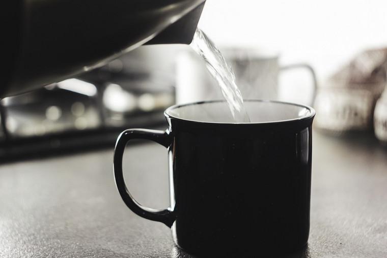 Teetasse, in die kochendes Wasser eingegossen wird