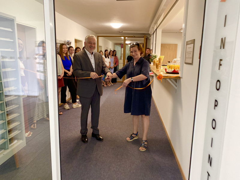 Kanzler Dr. Achim Dilling und Vizepräsidentin Prof. Dr. Bettina Noltenius bei der Eröffnung des Infopoints; Foto: Universität Passau 