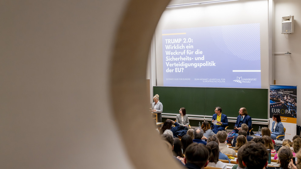 Prof. Dr. Hansen begrüßt die Gäste des Panels.