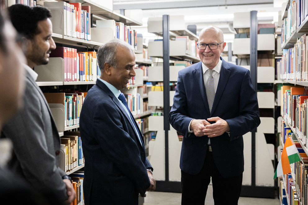 Dr. Steffen Wawra, Leiter der Universitätsbibliothek, (rechts im Bild) mit Generalkonsul Shatrughna Sinha (Mitte) und Konsul Amir Bashir (3. v. r.), Foto: Universität Passau