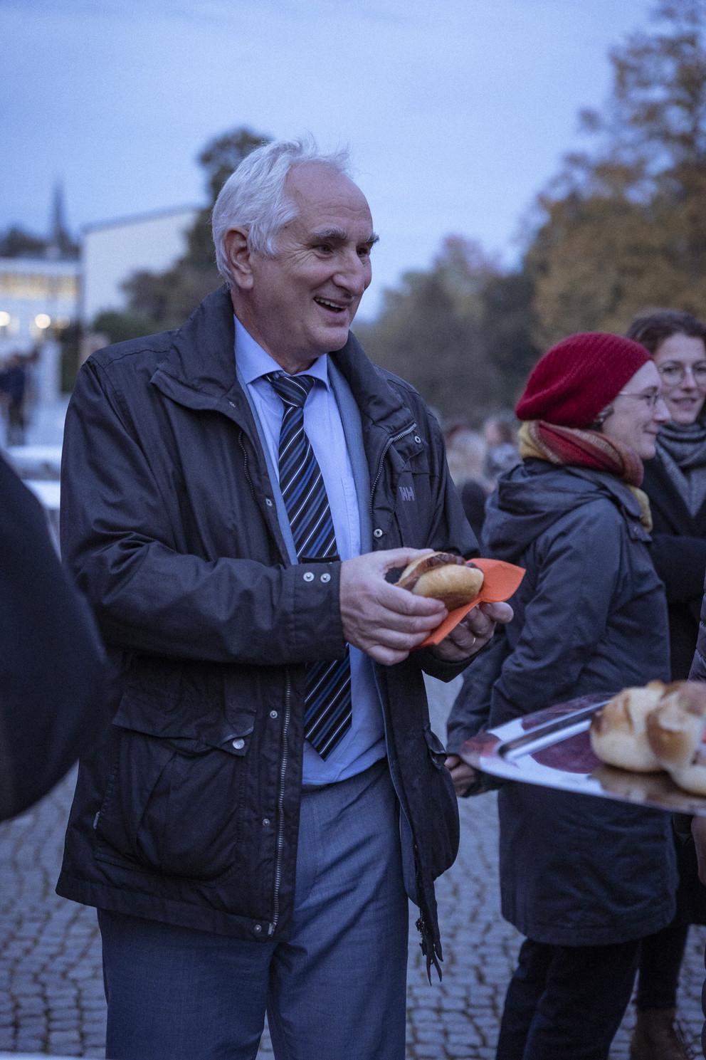 Universitätspräsident Bartosch beim Leberkäs-Empfang Foto: Universität Passau 