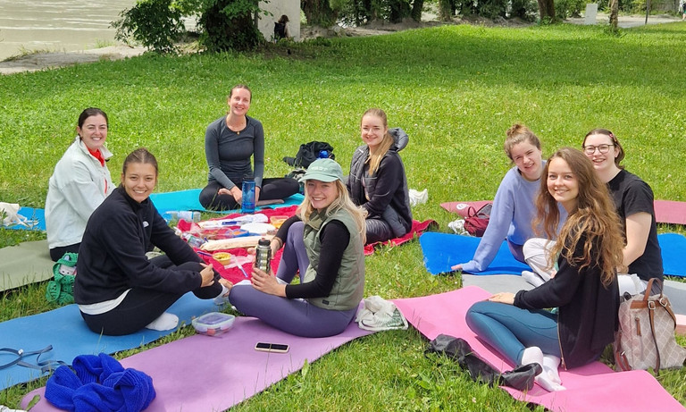 Studentinnen machen ein Picknick im Rahmen der nachhaltigen Wochen an der Universität Passau