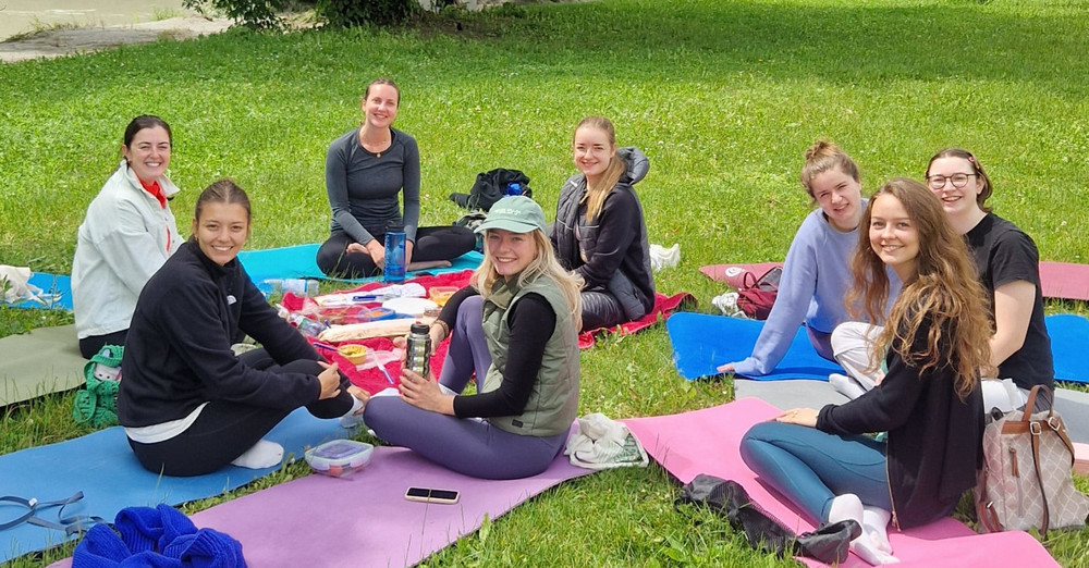 Studentinnen machen ein Picknick im Rahmen der nachhaltigen Wochen an der Universität Passau