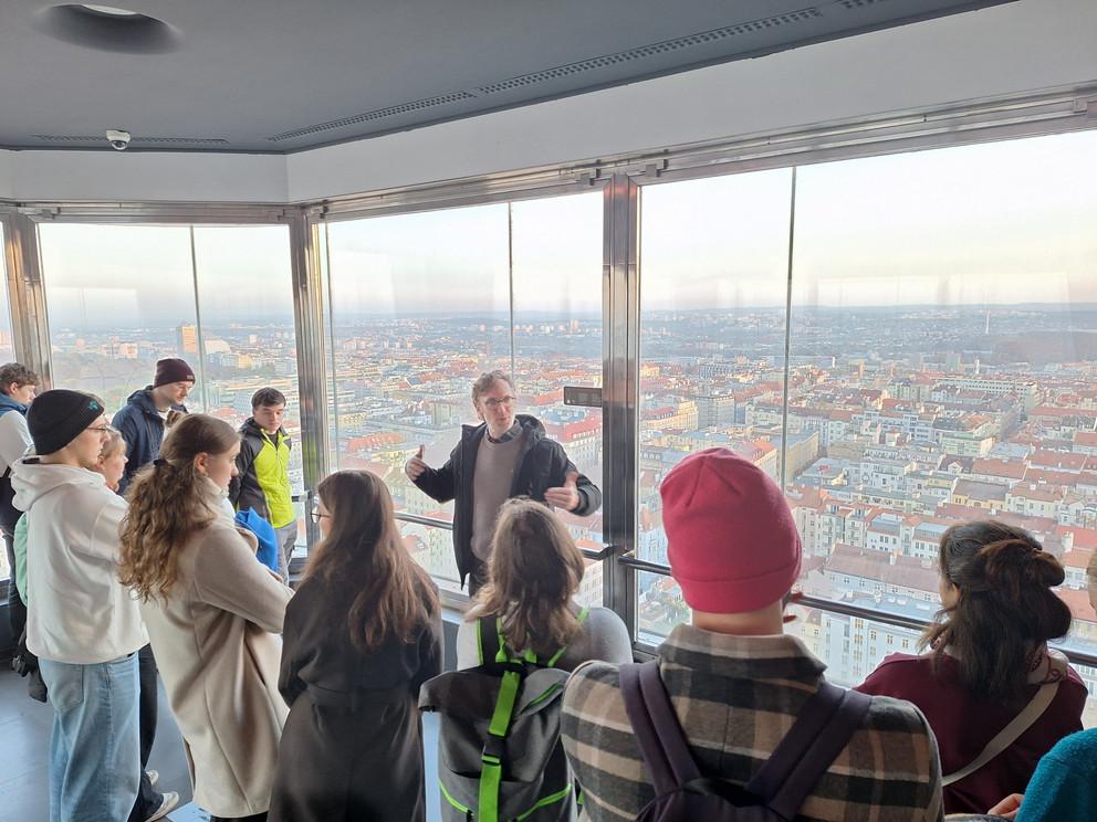 Die Exkursionsteilnehmerinnen und -teilnehmer mit Prof. Dr. Andreas Eberth über den Dächern Prags. Foto: Jonas Wagener