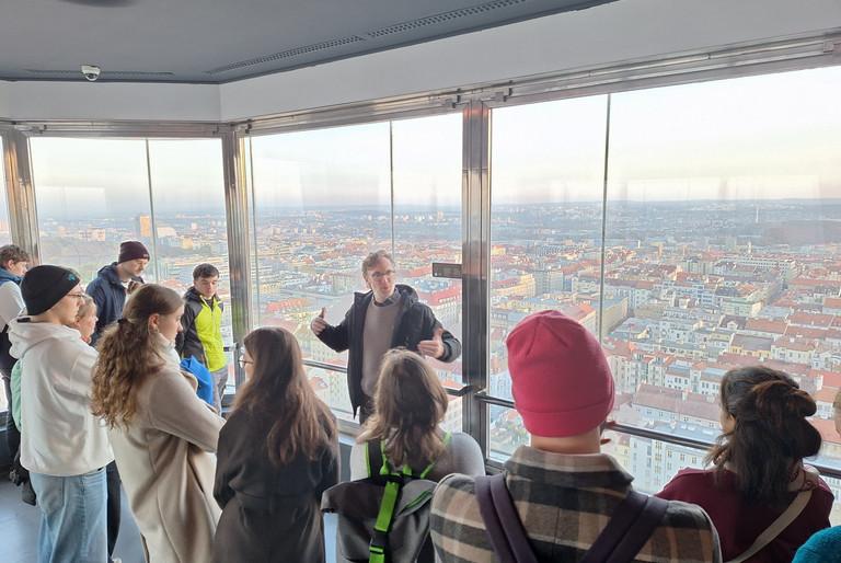 Die Exkursionsteilnehmerinnen und -teilnehmer mit Prof. Dr. Andreas Eberth über den Dächern Prags. Foto: Jonas Wagener