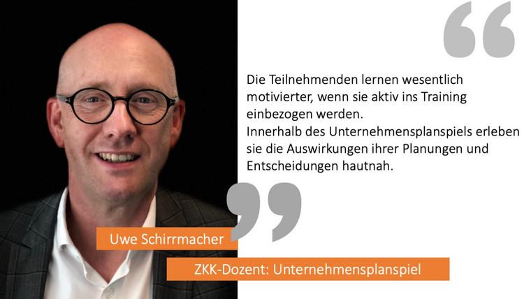 "Die Teilnehmenden lernen wesentlich motivierter, wenn sie aktiv ins Training einbezogen werden.  Innerhalb des Unternehmensplanspiels erleben sie die Auswirkungen ihrer Planungen und Entscheidungen hautnah", sagt Uwe Schirrmacher, ZKK-Dozent.