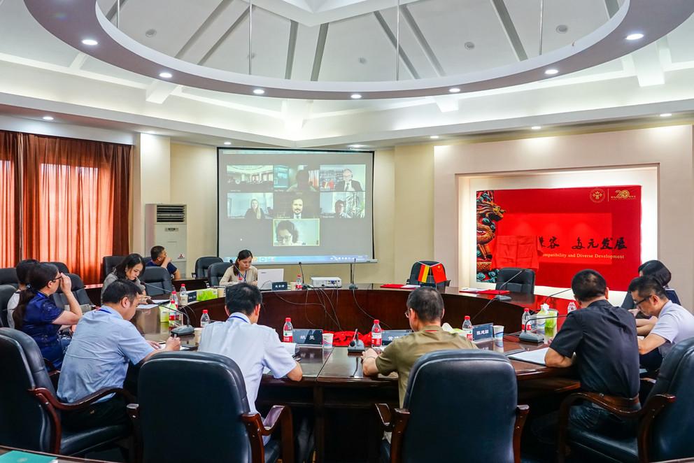 Die Delegierten der ZISU und der GYEG in Hangzhou. Auf der Leinwand sind die Vertreterinnen und Vertreter der Universität Passau zugeschaltet. Foto: GYEG