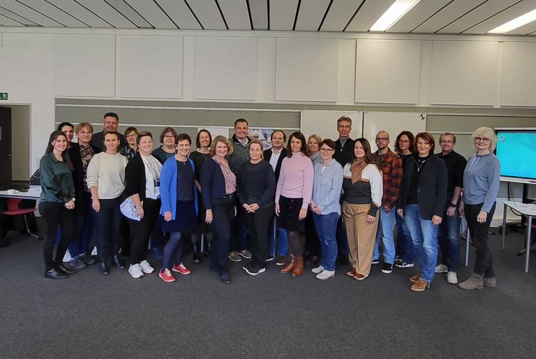 Rund 25 Lehrkräfte entwickelten im Didaktischen Labor der Universität Passau gemeinsam Szenarien zur Zukunft des Schulunterrichts, Foto: Universität Passau