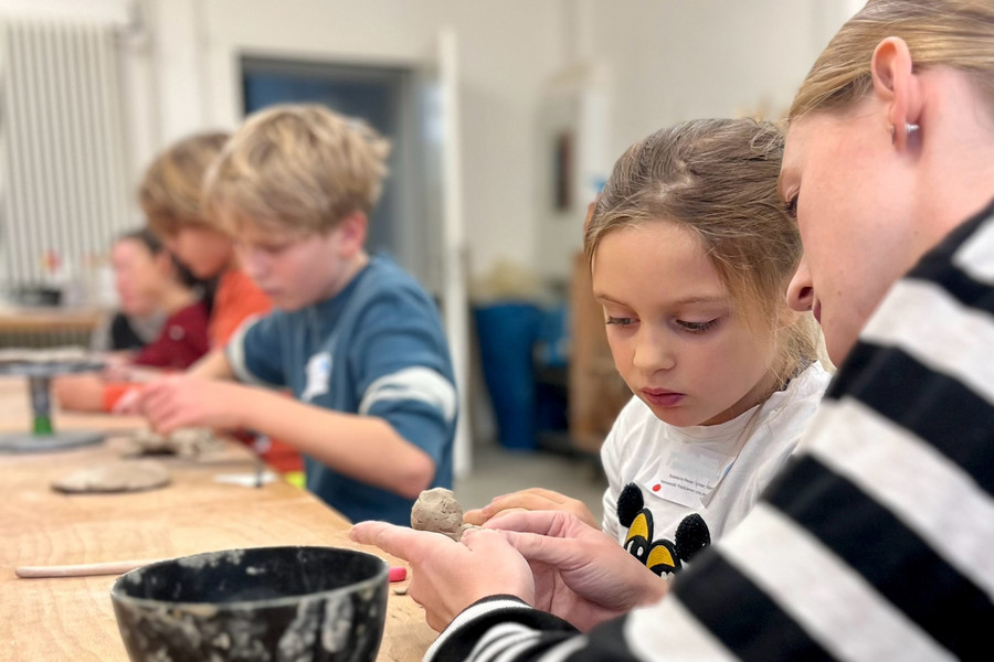 Im Workshop „Keramikwerkstatt – Plastizieren mit dem Material Ton“ konnten sich die Kinder mit Ton ausprobieren, Foto: Universität Passau