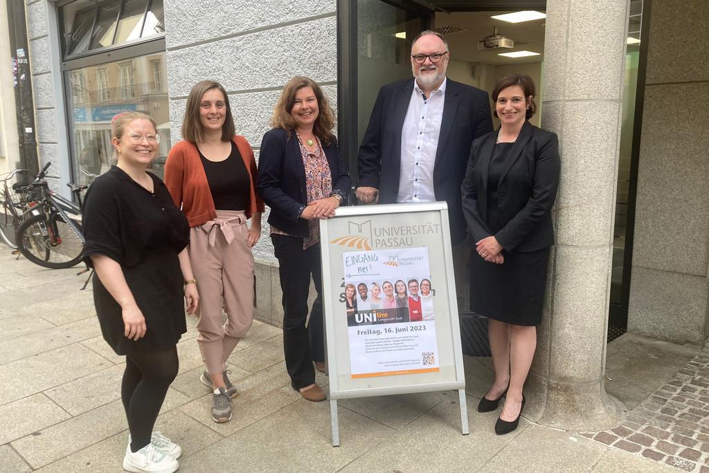 Gruppenfoto zum Auftakt der Veranstaltungsreihe Uni live - Campus trifft Stadt mit folgenden Personen von links nach rechts: Sina Kehrwieder, Nelly Rahimy, Dr. Annekatrin Meißner, OB Jürgen Dupper, Vizepräsidentin Prof. Dr. Bettina Noltenius