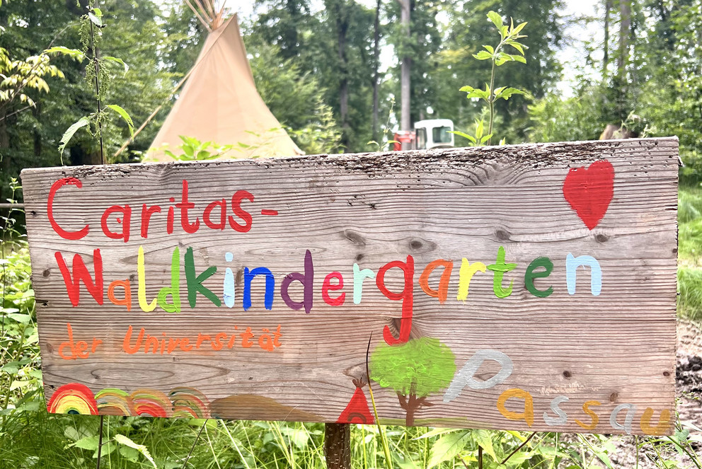 Schild zum Waldkindergarten, Foto: Universität Passau 