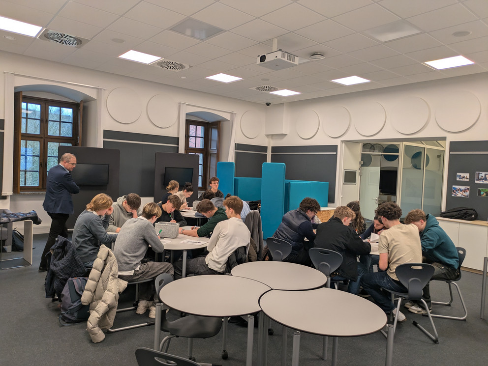 Bildhinweis: In Workshops beschäftigten sich die Schülerinnen und Schüler mit Diskursanalyse und Geographischen Informationssystemen, Foto: Universität Passau