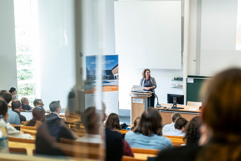 Prof. Dr. Karoline Reinhardt, Professorin für Angewandte Ethik an der Universität Passau und Gastgeberin der 11. Tagung für Praktische Philosophie, bei der Begrüßung der Teilnehmenden.