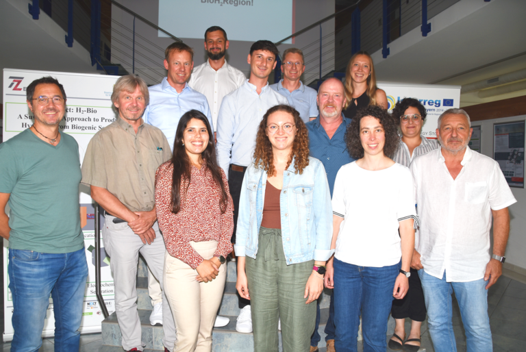 Bild: Die Projektbeteiligten beim Kick-Off am TZE: Robert Hahn, Prof. Dr. Raimund Brotsack, Dr. Stefan Mang, Nayrana Daborer-Prado, Josef Harasser, Sebastian Hirsch, Julia Weyermayr, Dr. Werner Balika, Prof. Dr. Bernhard Zettl, Michaela Streicher, Miriam Bleck, Gayaneh Issayan, Dr. Reinhart Schwaiberger (v.l.n.r.). (Bildcredit: Hans Nöhbauer)