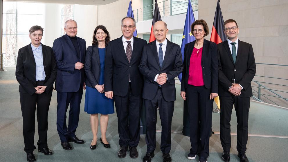 Die EFI Kommission hat ihr Jahresgutachten 2025 an Bundeskanzler Olaf Scholz überreicht. Von links: v.l. Friederike Welter, Christoph M. Schmidt, Carolin Häussler, Uwe Cantner, Olaf Scholz, Irene Bertschek, Guido Bünstorf; Foto: Foto: Linda Köhler-Sandring