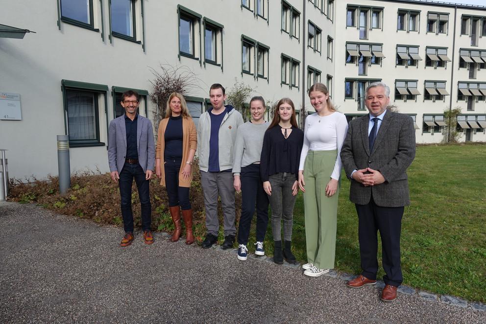 von links nach rechts: Personalleiter Klaus Hammer-Behringer, Ausbildungsleiterin Monika Eichinger, Michael Meier, Sophie Kümmeringer, Lisa Donaubauer, Sophia Miedl und Kanzler Dr. Achim Dilling; Foto: Universität Passau/Barbara Weinert 