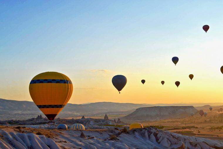 Luftballons im Morgenlicht