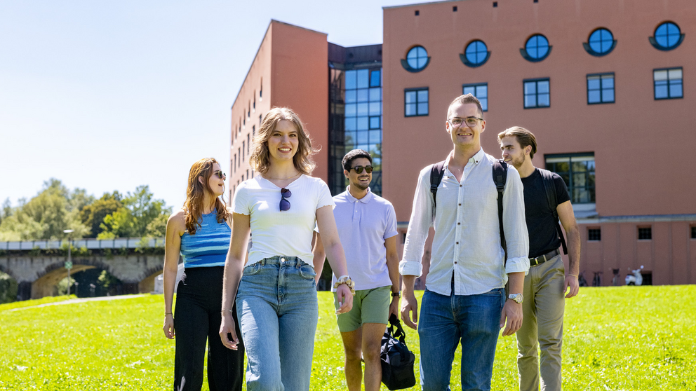 Studierende auf dem Campus der Universität Passau