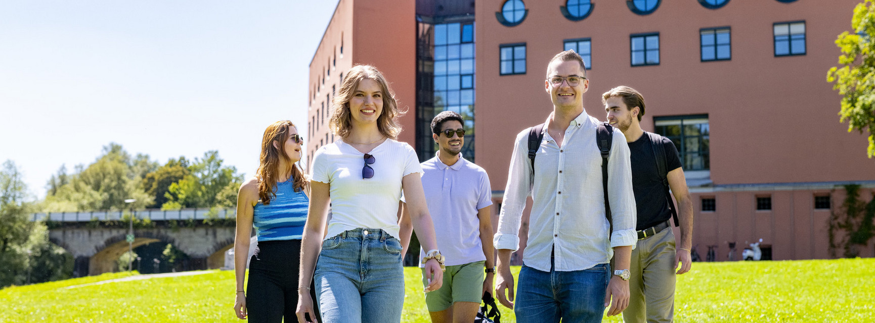 Studierende auf dem Campus der Universität Passau