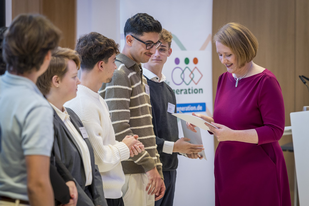 Lisa Paus (rechts im Bild) überreicht die Auszeichnung „Spotlight Jugend“ an Thimo Thomaßen (3. v. rechts), Foto: Thomas Köhler/phototek