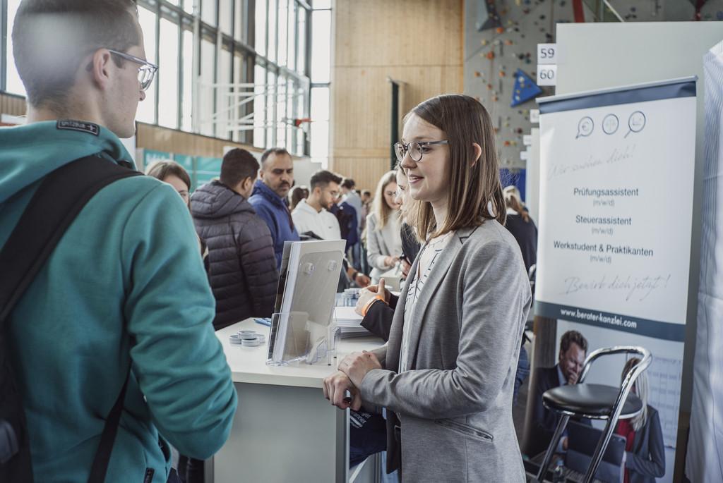 Informationsgespräch auf Karrieremesse: Campus meets Company 