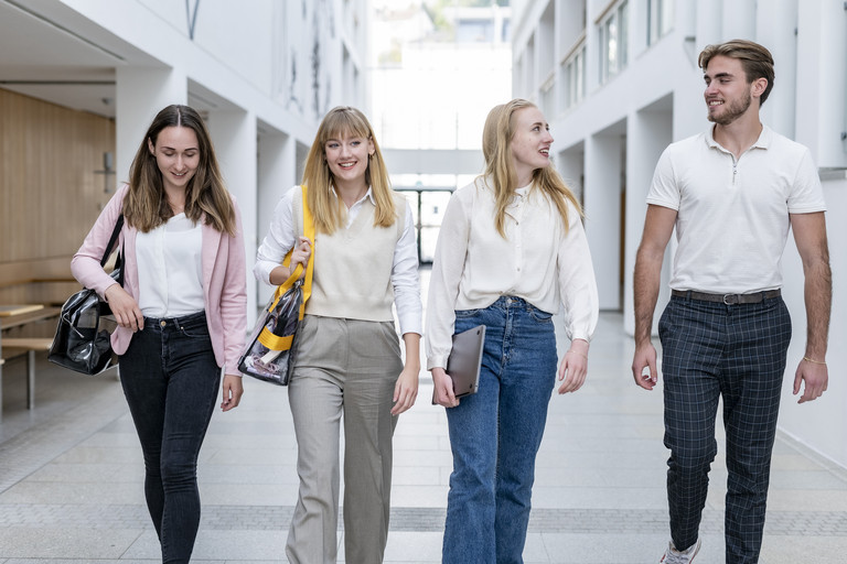 SchlerStudenten auf dem Campus