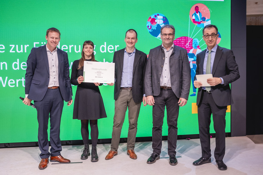 (v. l.) Dr. Stefan Mang (Geschäftsführer des Instituts CENTOURIS der Universität Passau), Franziska Kellerer (wissenschaftliche Mitarbeiterin am Institut CENTOURIS der Universität Passau), Alexander Treml (Geschäftsführer und Mit-Gründer der Regiothek GmbH), Johann Stibich (Geschäftsführer der Maschinenring Ostbayern GmbH) und Cem Özdemir (Bundesminister für Ernährung und Landwirtschaft) bei der Übergabe des Förderbescheides, Foto: BMEL/Photothek