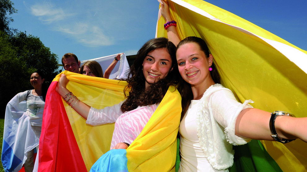 Studentinnen mit Flagge