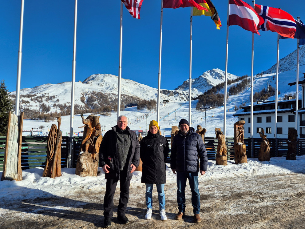 In Sestriere: Universitätspräsident Prof. Dr. Ulrich Bartosch, Skilangläufer Johannes Kuchl und Leiter des Sportzentrums Prof. Dr. Gereon Berschin (v. l. n. r.)