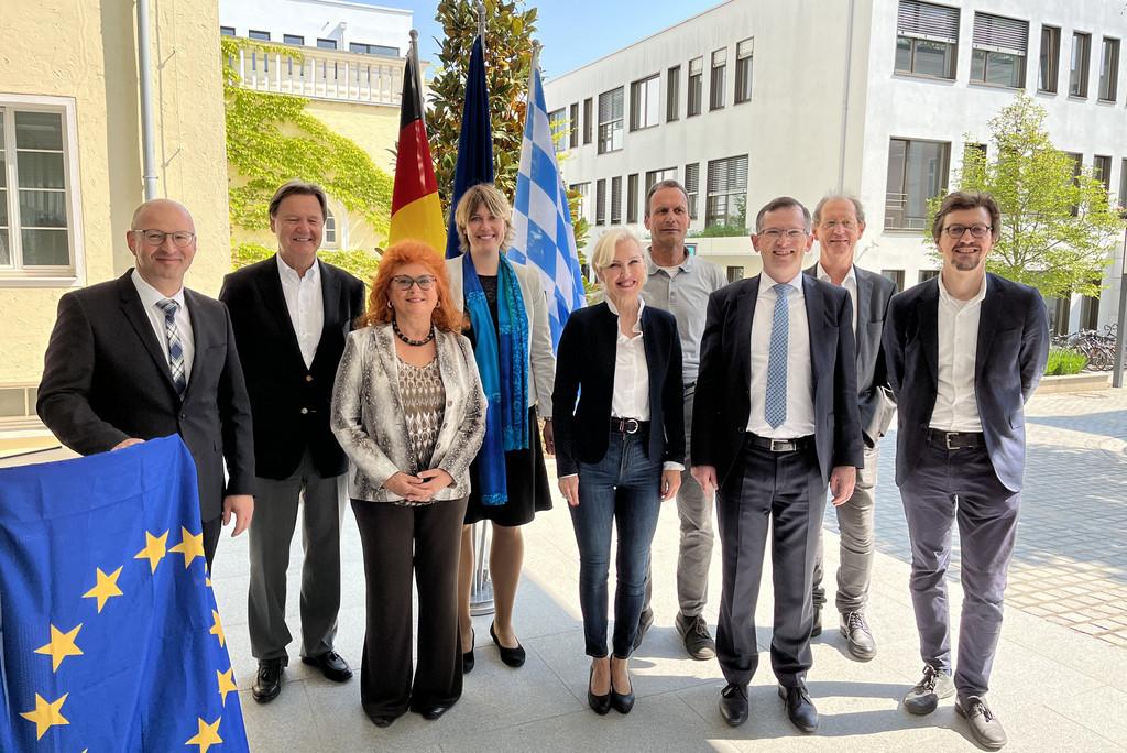 v.l.n.r. Kaspar Sammer (Geschäftsführer Euregio), Dr. Walter Keilbart (Vorsitzender Medienrat der Bayerischen Landeszentrale für neue Medien), Erika Träger (3. Bürgermeisterin Stadt Passau), Axelle Cheney (kommissarische Geschäftsführerin SHE), Prof. Dr. Christina Hansen (Vizepräsidentin Universität Passau), Dr. Armin Bender (Leiter der Geschäftsstelle Passau msg systems), Prof. Dr. Meinhard Schröder, Prof. Dr. Hermann de Meer, Prof. Dr. Daniel Göler (alle Universität Passau). Foto: Universität Passau/Nicola Jacobi