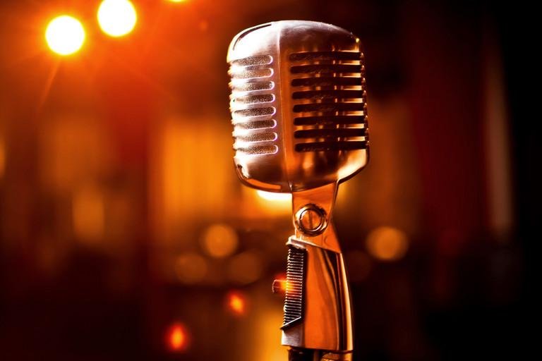 Mikrofon vor orangenem Hintergrund