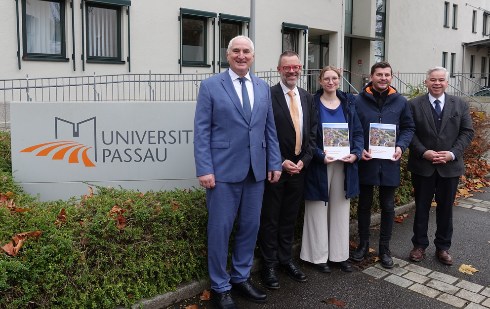 (v. l.) Prof. Dr. Ulrich Bartosch (Präsident der Universität Passau), Prof. Dr. Werner Gamerith (Vizepräsident für Transfer und interne Vernetzung mit der Querschnittsaufgabe Nachhaltigkeit), Angie Schüppel (Klimamanagerin), Josef Köberl (Leiter der Abteilung Facility Management) und Dr. Achim Dilling (Kanzler der Universität), Foto: Universität Passau