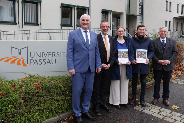 (v. l.) Prof. Dr. Ulrich Bartosch (Präsident der Universität Passau), Prof. Dr. Werner Gamerith (Vizepräsident für Transfer und interne Vernetzung mit der Querschnittsaufgabe Nachhaltigkeit), Angie Schüppel (Klimamanagerin), Josef Köberl (Leiter der Abteilung Facility Management) und Dr. Achim Dilling (Kanzler der Universität), Foto: Universität Passau