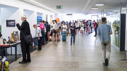 Viel Betrieb im Foyer des Nikolaklosters