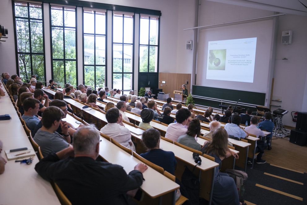 Die Journalistin Christiane Grefe bezeichnete Nachhaltigkeit in ihrem Festvortrag als Überlebensstrategie, Foto: Universität Passau