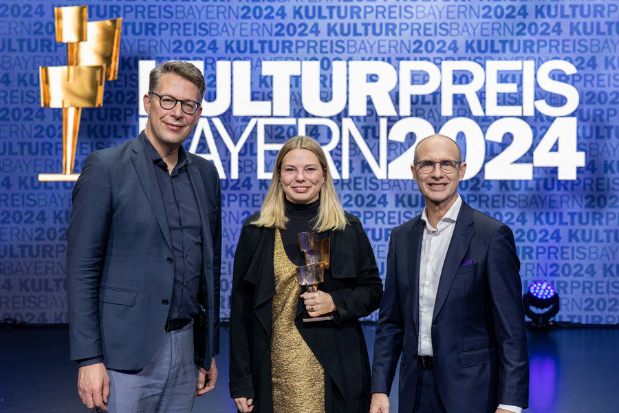 Preisträgerin Dr. Johanna Zimmermann mit Minister Markus Blume (l.) und Bayernwerk-Chef Dr. Egon Leo Westphal (r.); Foto: Alex Schelbert/ Bayernwerk AG