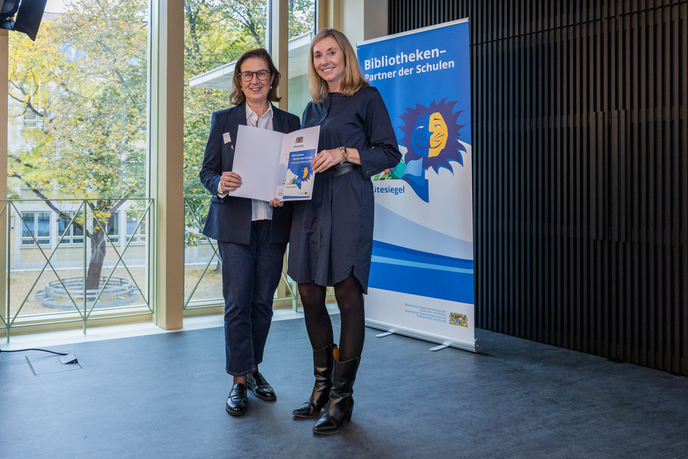 Susanne Hillenbrand-Sturm, Mitarbeiterin der Universitätsbibliothek, hat die Auszeichnung von Kultusministerin Anna Stolz überreicht bekommen. Foto: Johannes Kiefer