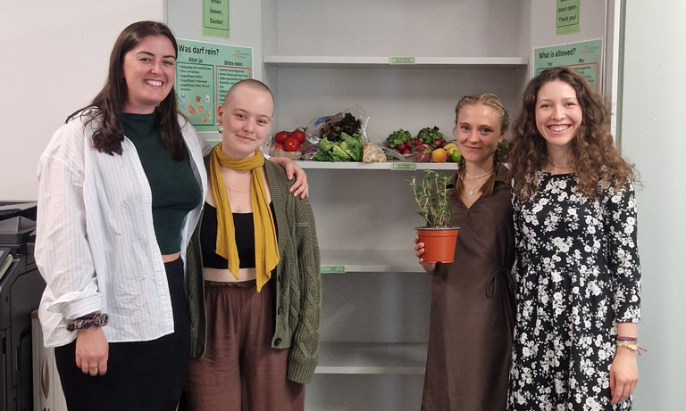 Eine Gruppe von Studentinnen bei der Befüllung des Fairteilers für eine Veranstaltung im Rahmen der Nachhaltigen Wochen an der Universität Passau mit frischem Gemüse aus der Produktion des Urban Gardening Projekts