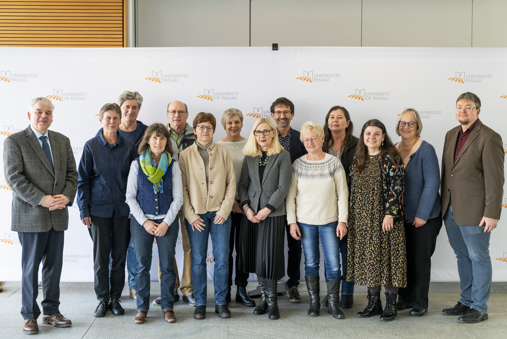 Kanzler Dr. Achim Dilling (li) und Personalratsvorsitzender Florian Stelzer (re) dankten den Dienstjubilarinnen und -jubilaren für ihren Einsatz für die Universität Passau, Foto: Universität Passau