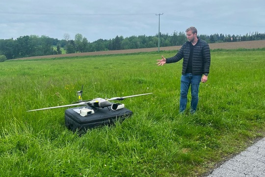 Drohnen-Experte Pierre Ulfig (Quantum-Systems GmbH) mit einer Transport-Drohne. Foto: Universität Passau