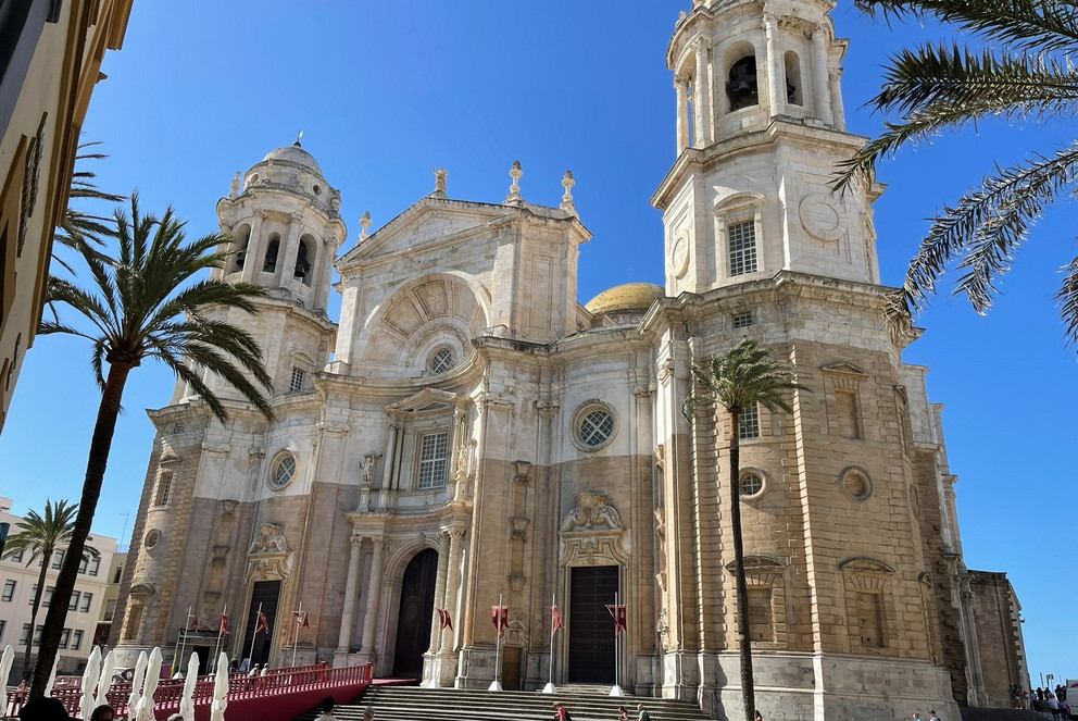 Das Bild zeigt die Kathedrale von Cádiz