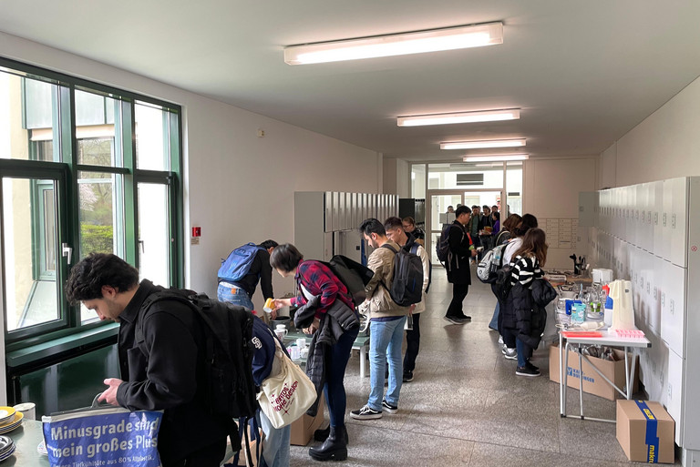 auschaktion von Haushaltsutensilien auf dem Campus der Uni Passau